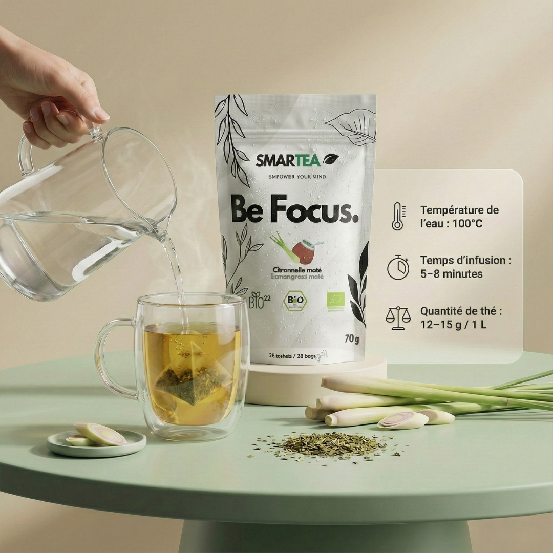 Thé bio SMARTEA Citronnelle Maté en préparation avec eau chaude, citronnelle et sachet pyramide pour énergie douce et concentration naturelle